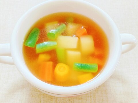 ジャガ芋と人参といんげん豆のコンソメスープ